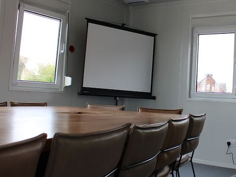 Prefabricated meeting room for ADS truck-stop